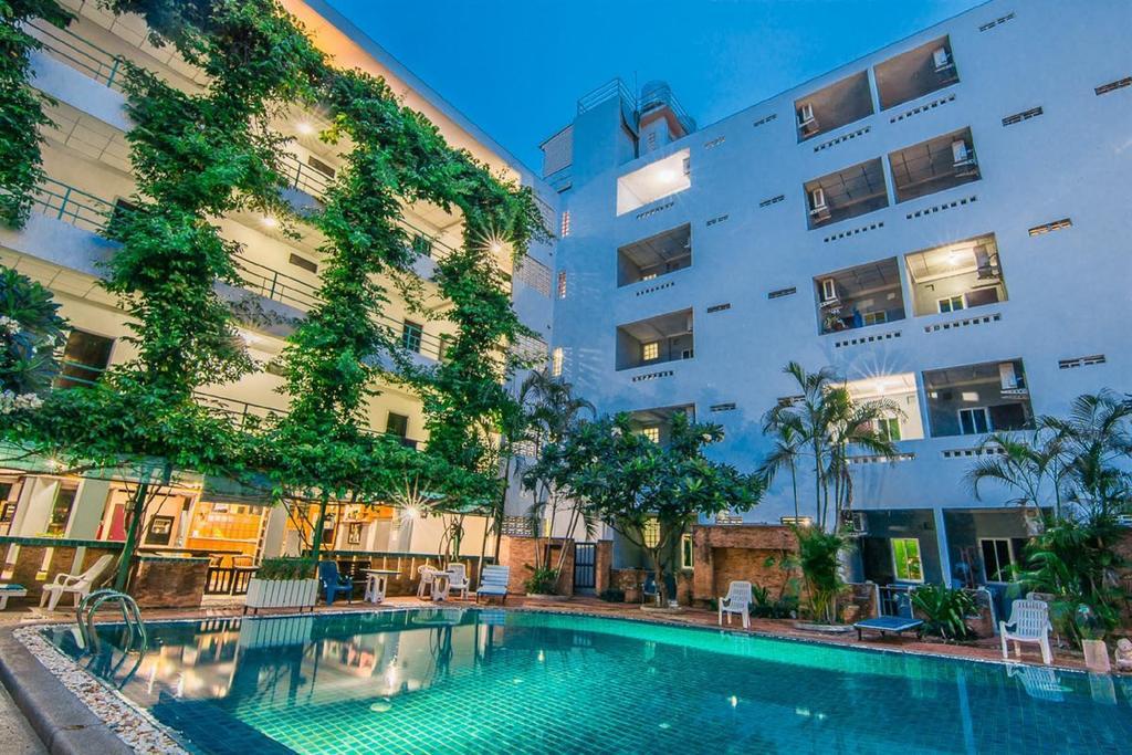Hotel Sutus Court 4 Pattaya Esterno foto