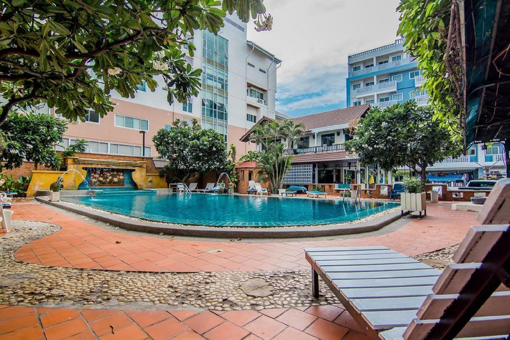 Hotel Sutus Court 4 Pattaya Esterno foto