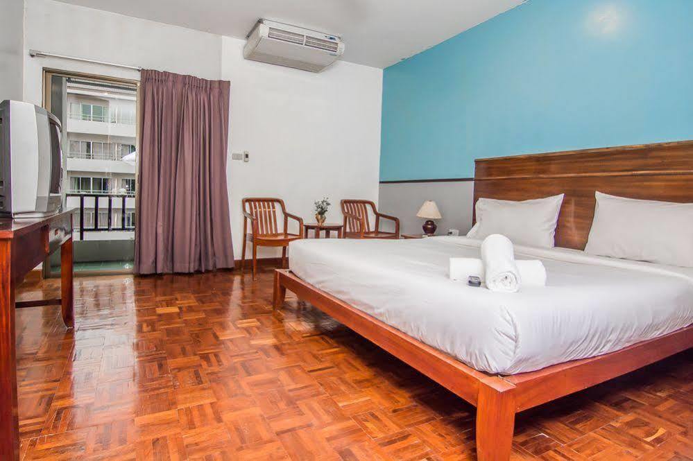 Hotel Sutus Court 4 Pattaya Esterno foto