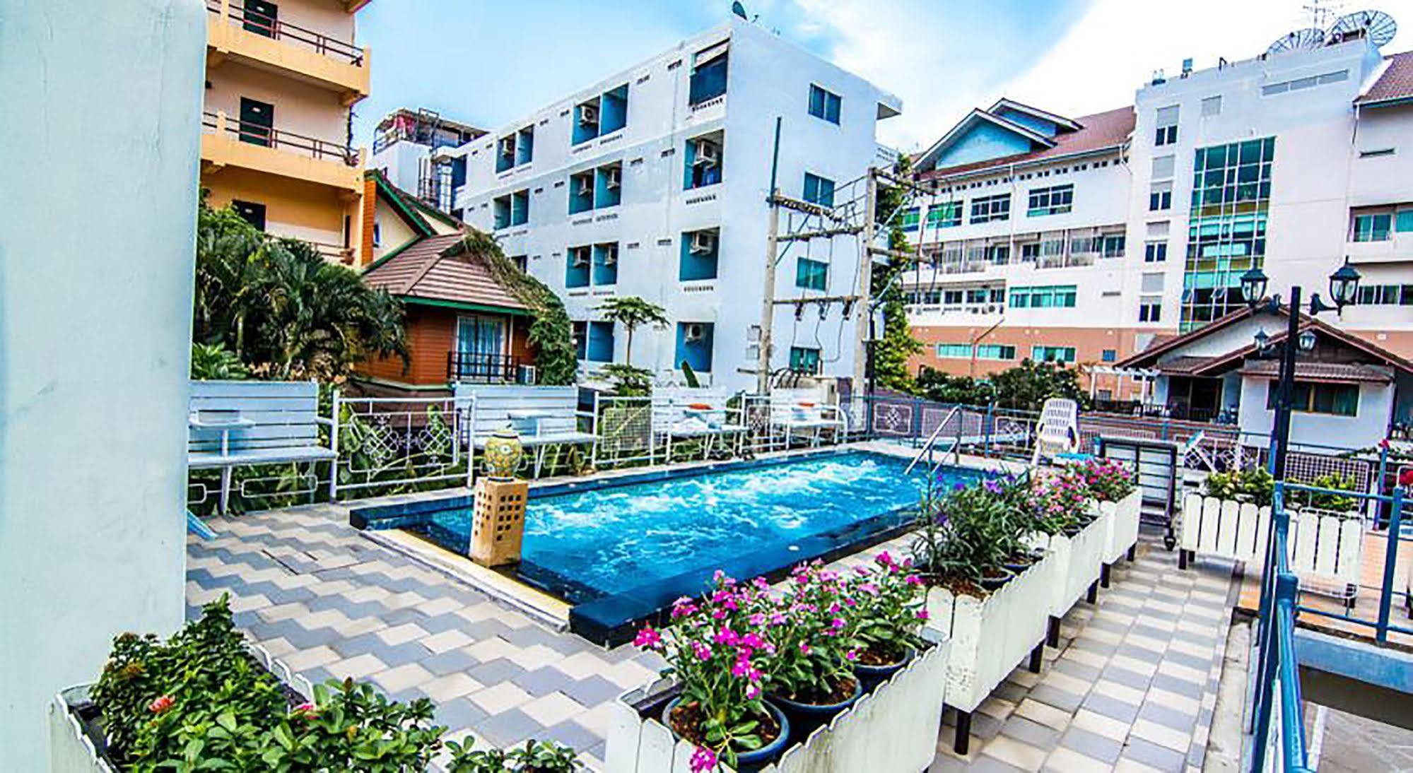 Hotel Sutus Court 4 Pattaya Esterno foto