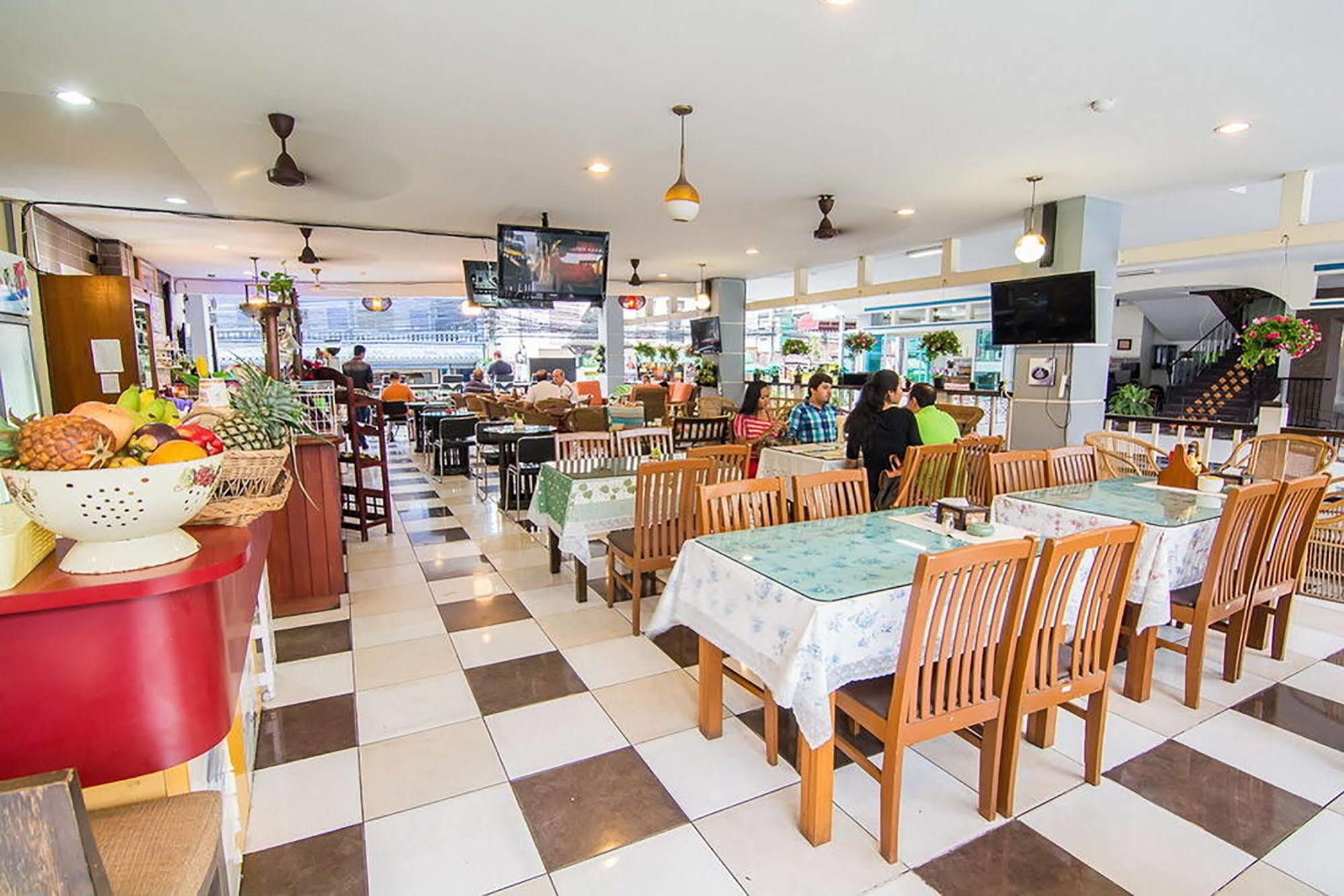 Hotel Sutus Court 4 Pattaya Esterno foto