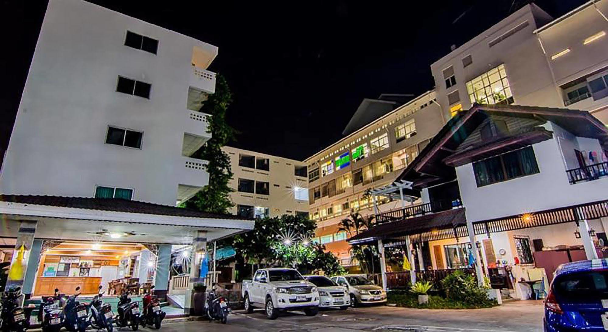 Hotel Sutus Court 4 Pattaya Esterno foto