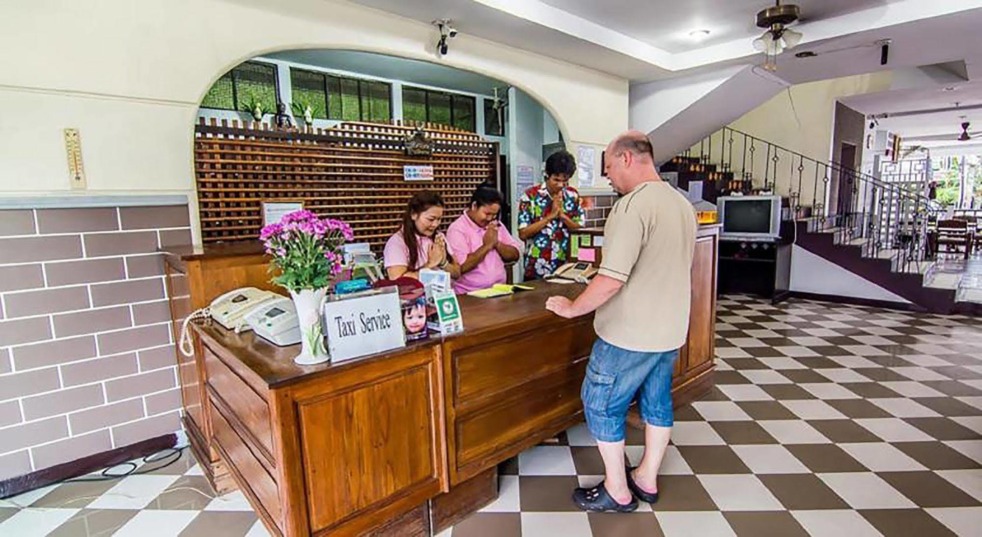 Hotel Sutus Court 4 Pattaya Esterno foto