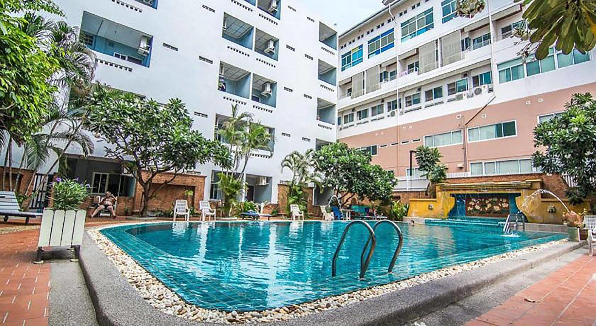 Hotel Sutus Court 4 Pattaya Esterno foto